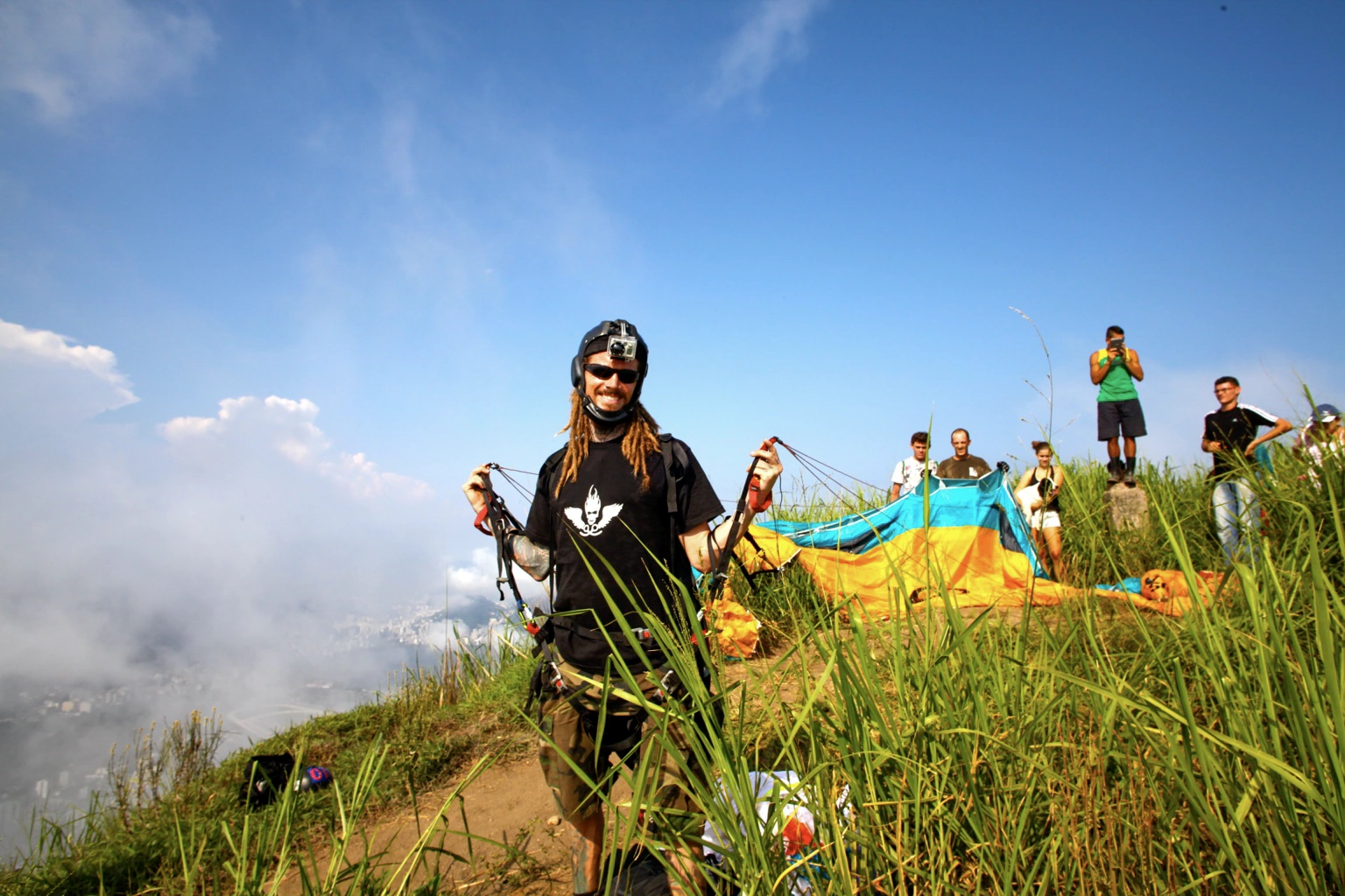 Rob Heron no topo do Morro Dois Irmãos, em 19/02/2013, com a SOL Dragonfly. Foto de Rick Neves.